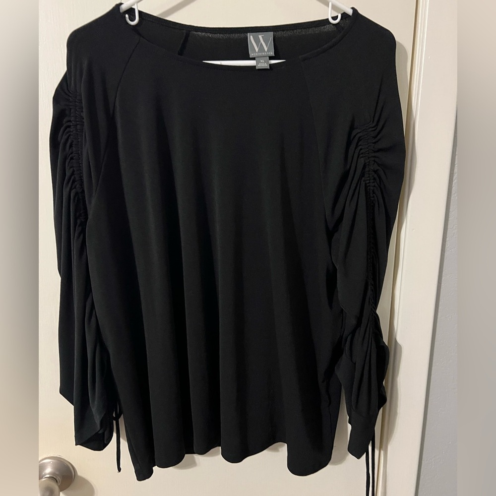 Women’s black top
Size XL